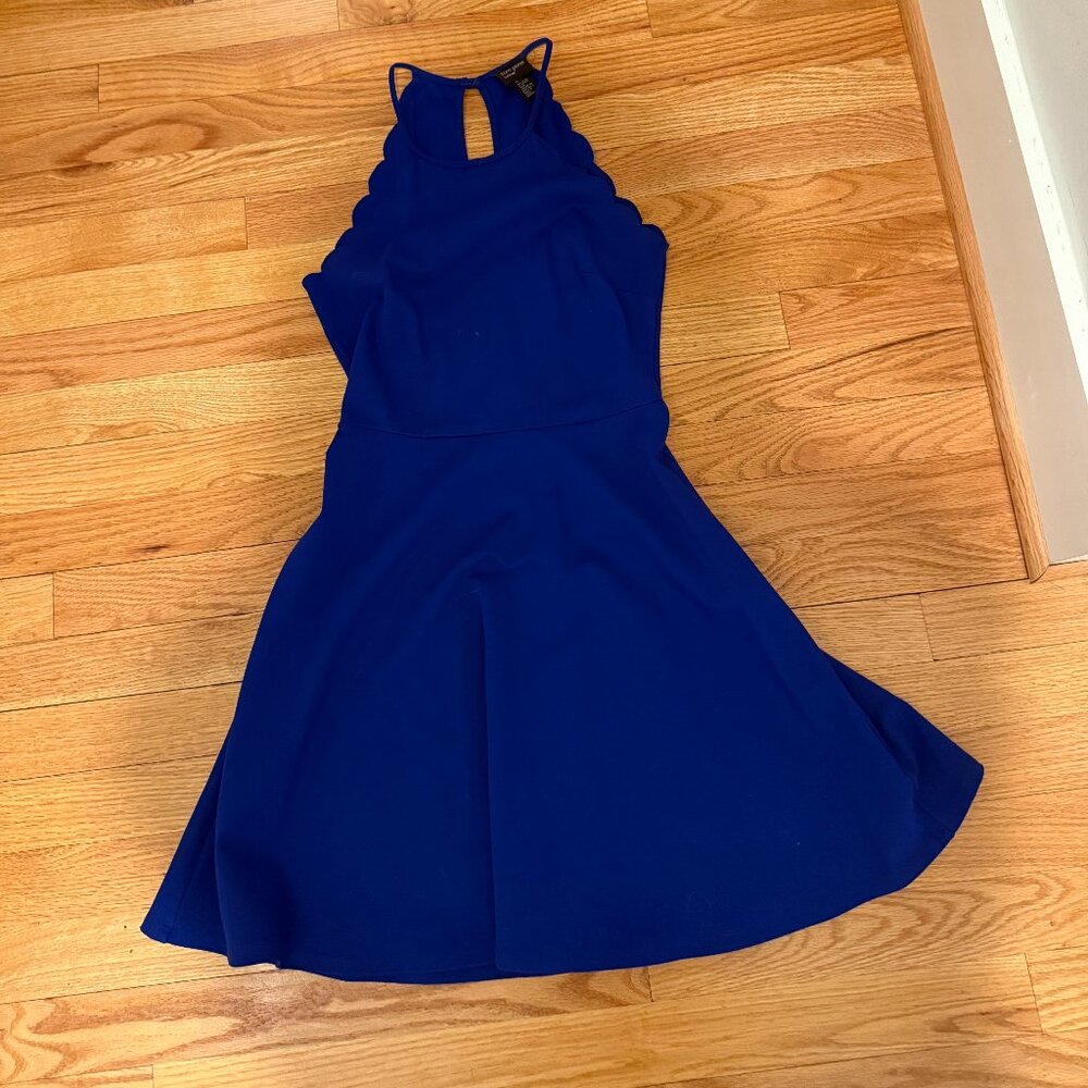 Scalloped sleeveless dress